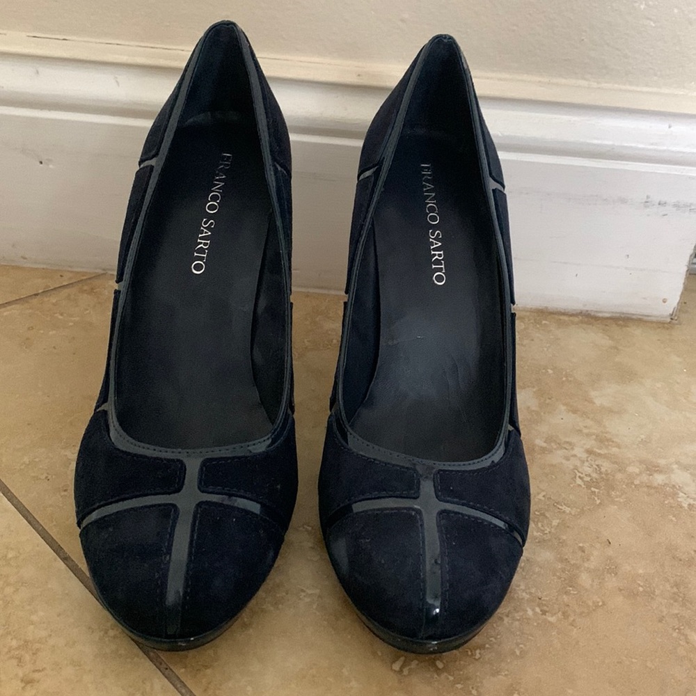 Navy blue closed toed heels